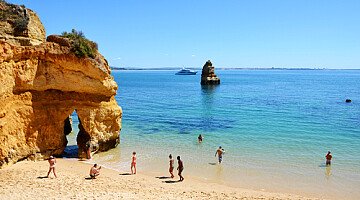 Portugals beste Strände für Familien: Annehmlichkeiten, Sicherheit und Immobilien in der Nähe