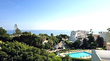 Elegant, modern 2-bedroom apartment walking distance to the beach
