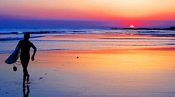 Nuove ondate di turisti che si snodano verso i resort dell'Algarve