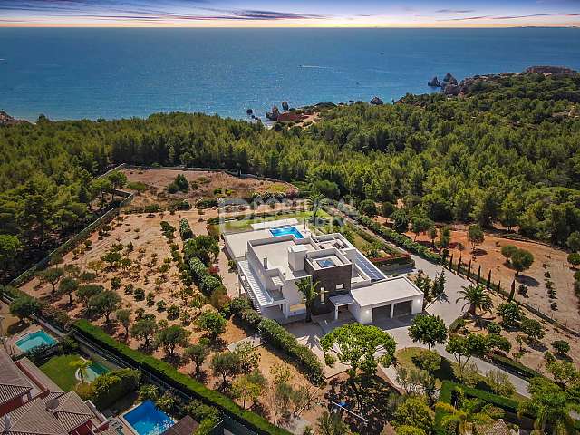Luxuriöse Villa mit 5 Suiten an der Frontlinie im ökologischen Reservat in der Nähe von Alvor