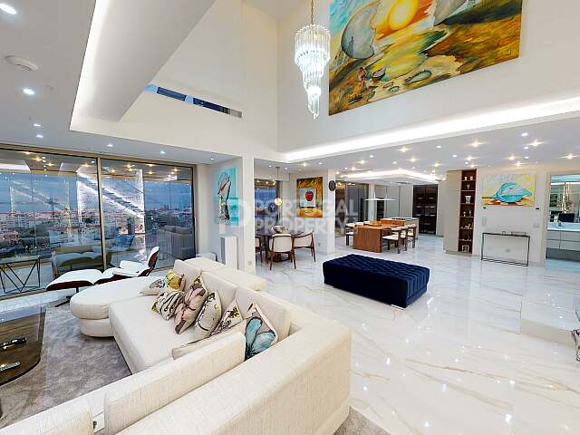 Excelente apartamento de cobertura duplex de 5 quartos com vistas excepcionais para o mar.