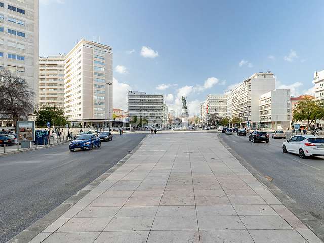 Versatile And Spacious Commercial Unit In Alvalade.