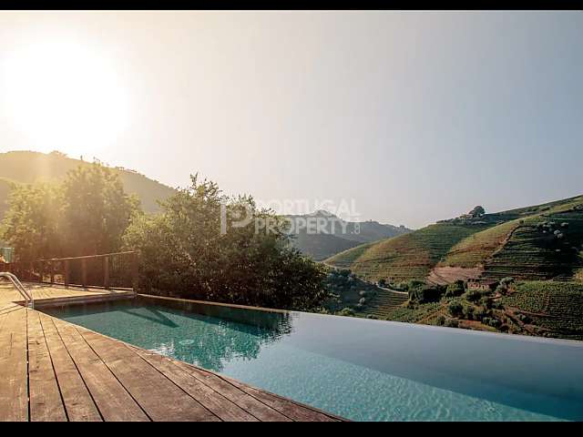 Domaine viticole avec piscine à débordement et rivière privée autour de la propriété