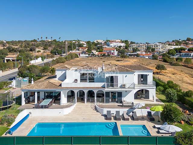 Magnificent 6 Bed Villa next to Salgados Golf course