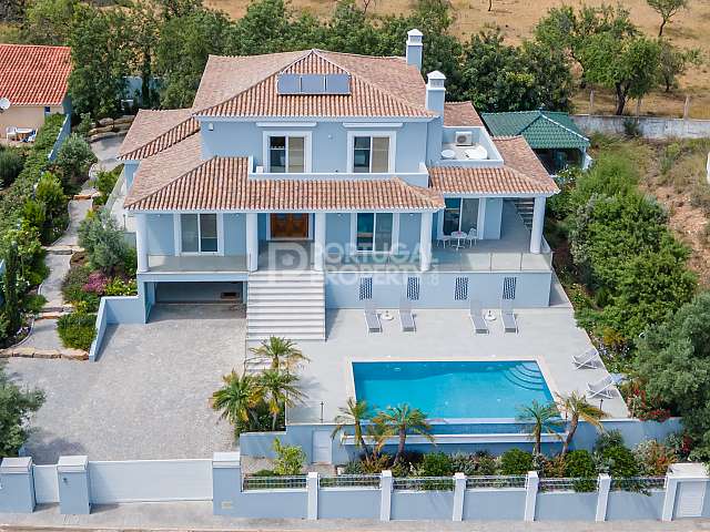 Hochwertige 4-Bett-Villa mit Garten und Pool in der Nähe von Annehmlichkeiten