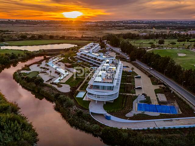 两居室双层顶层公寓，配备私人无限泳池