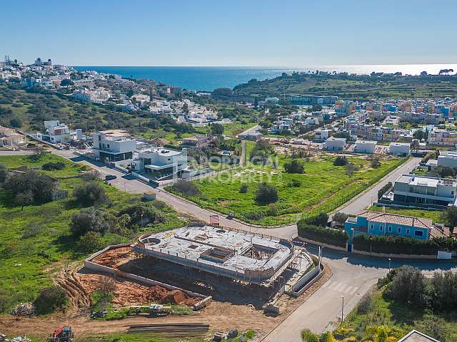 壮观的 4+1 卧室别墅，带电梯在建，海景，由阿尔布费拉码头提供