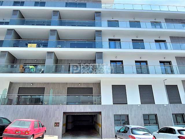 Ausgezeichnete brandneue Wohnung mit drei Schlafzimmern in Quarteira