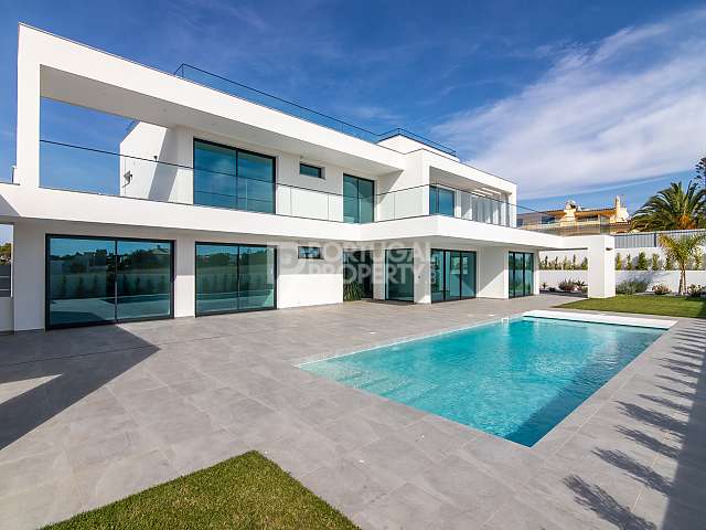 Brandneue moderne 4-Bett-Villa mit Aufzug, beheiztem Pool und Garage in Strandnähe