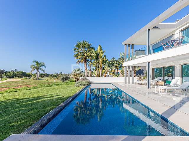 Villa Contemporânea com 5 Quartos e Piscina Aquecida com Vista para o Campo de Golfe