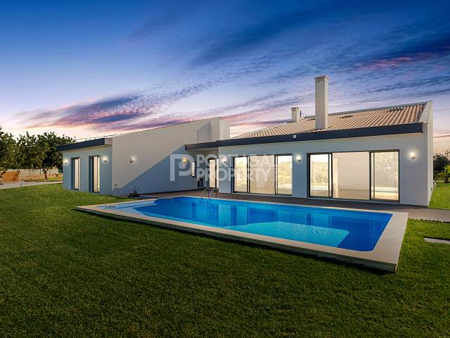 Brandneue moderne 5+2-Bett-Villa mit Pool auf dem Land