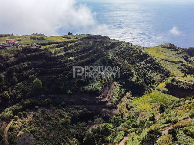 在Ponta do Pargo拥有22 918m2的土地。