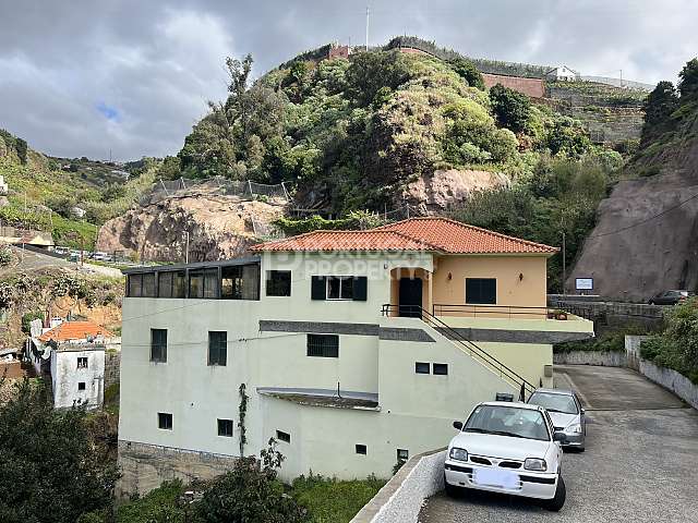 蓬塔杜索尔（Ponta do Sol）有商业空间和土地的别墅