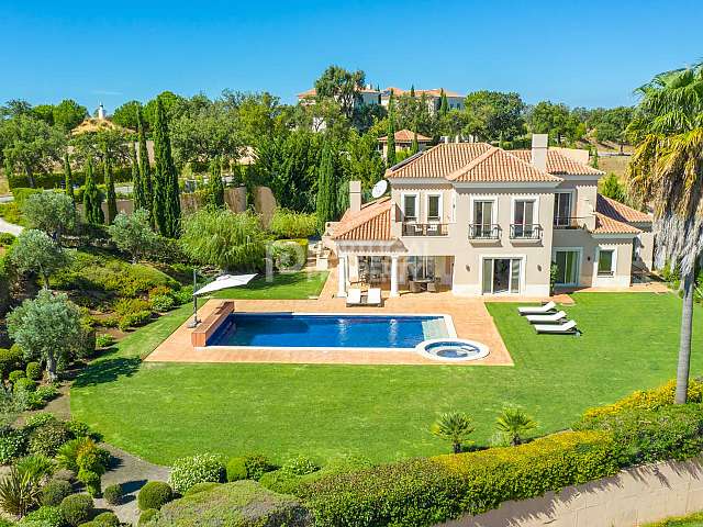 Contemporary villa on a Prestigious Golf Course