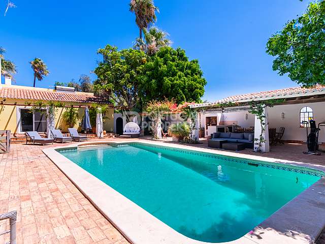 Splendid Seven-Bedroom Villa Near Mexilhoeira Grande