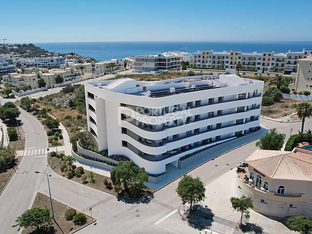 New Luxury 2 bed Apartment With Pool Just 300m From Porto De Mos Beach