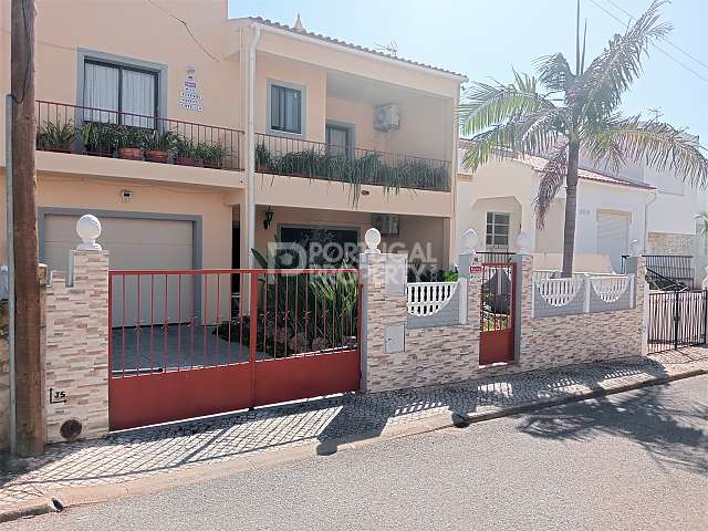 Tradizionale spaziosa casa a schiera con 4 camere da letto a Vale Formoso