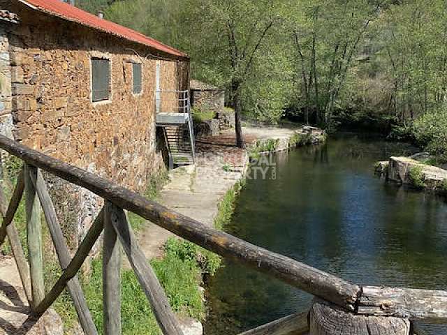 Maison en pierre typique à Serra da Estrela