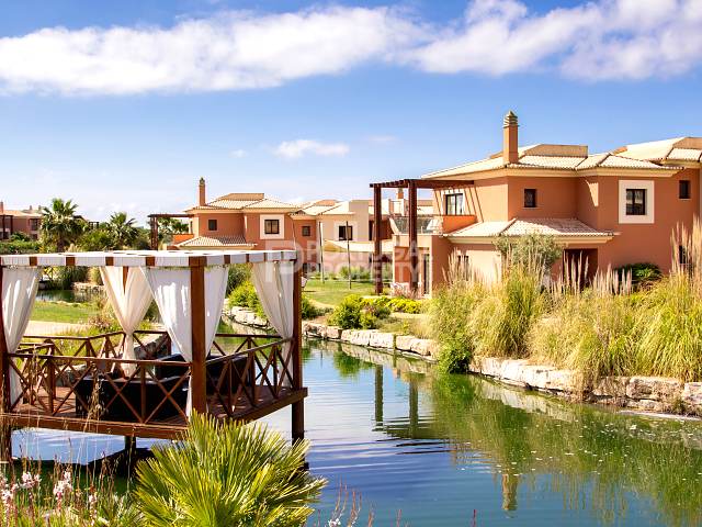 Moradia geminada de três quartos em luxuoso resort de cinco estrelas