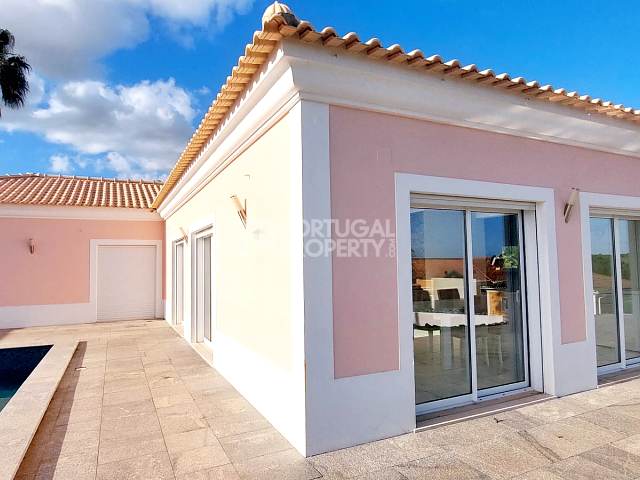 Spacious Villa Close To Palmares Golf Course with Sea Views（靠近帕尔马雷斯高尔夫球场的宽敞别墅，享有海景）