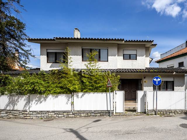 Exquisite Two-Story Villa: Luxury Living in Marinha Grande