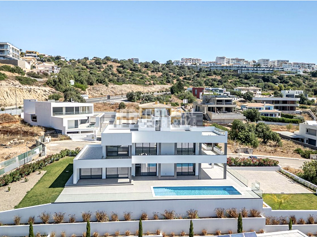 Atemberaubende neue Villa mit beheiztem Pool und Aussicht