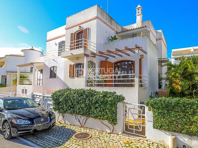 Beautiful 4 Bedroom Townhouse In Vilamoura