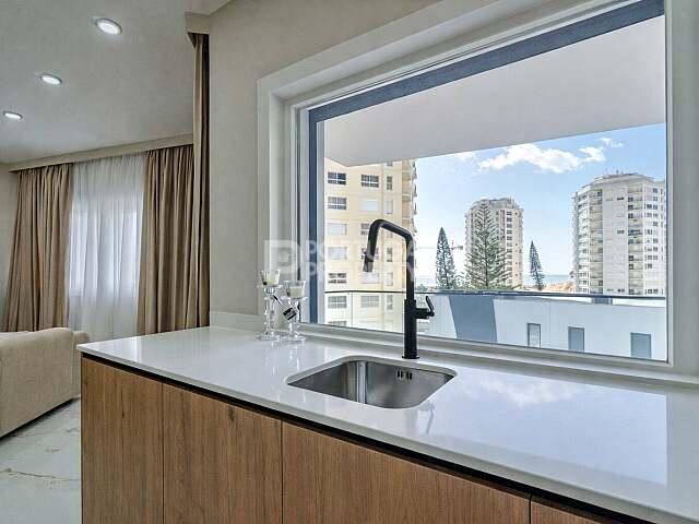 靠近海滩的优雅两居室公寓