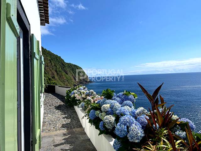 Una proprietà di prima linea unica nella vita situata sulla scogliera di Nordeste, isola di São Miguel