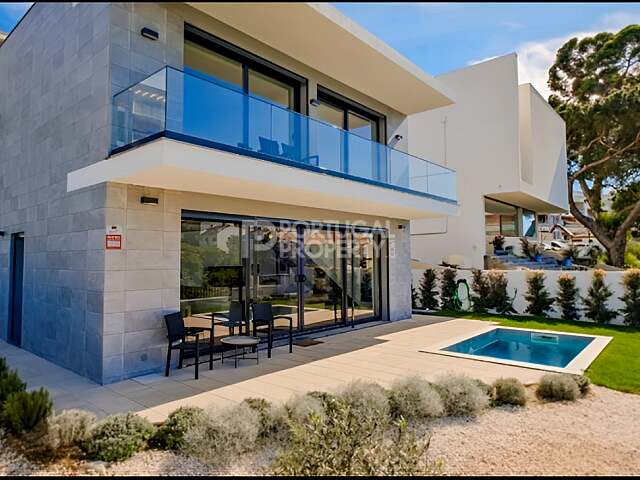 Modernes, minimalistisches Haus mit Pool und Panoramabalkon