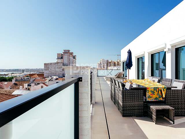 A Luxurious Rentable Penthouse With Sea Views At The Very Heart Of Faro