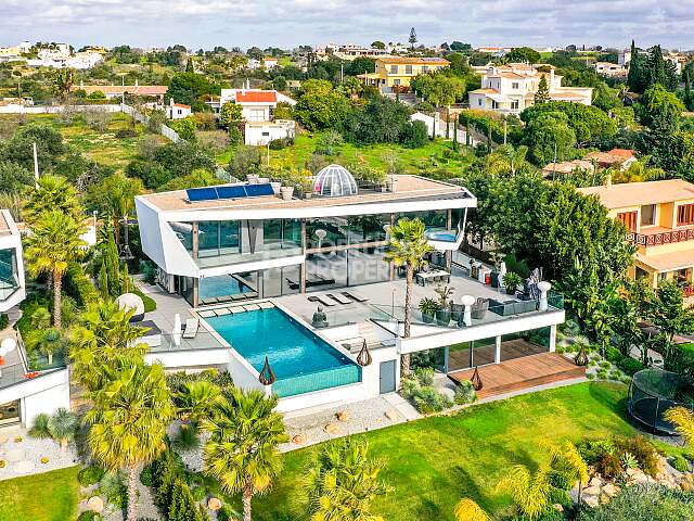Erstklassige moderne Algarve-Villa mit vier Schlafzimmern im ikonischen Cerro de Águia mit Panoramablick auf das Meer
