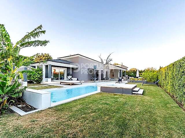Villa T5 exclusive rénovée avec piscine, jardin et emplacement privilégié à Quinta da Beloura