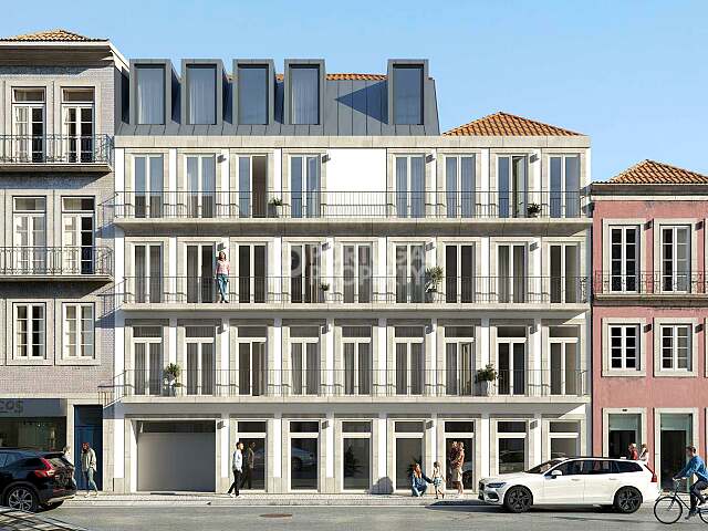Exclusive Three-Bedroom Duplex with Balcony, Elevator and Parking in Central Porto