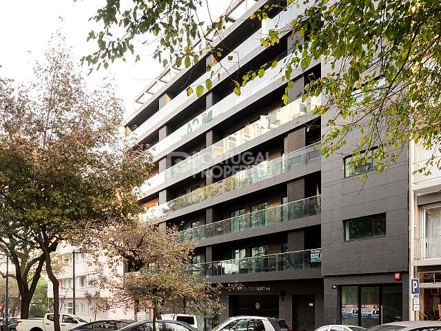Exclusive 2-Bedroom Apartment with Balcony, Parking and Designer Finishes – Avenidas Novas, Lisbon