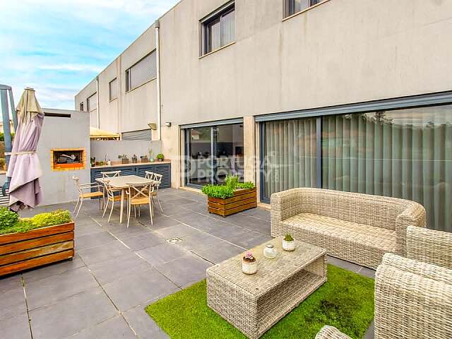 Stylish Contemporary Family House With Premium Finishes Near The Beach