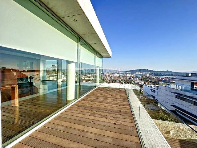 Contemporary 3-Bedroom Villa with Panoramic Views, Indoor Pool and Elevator in Viana do Castelo