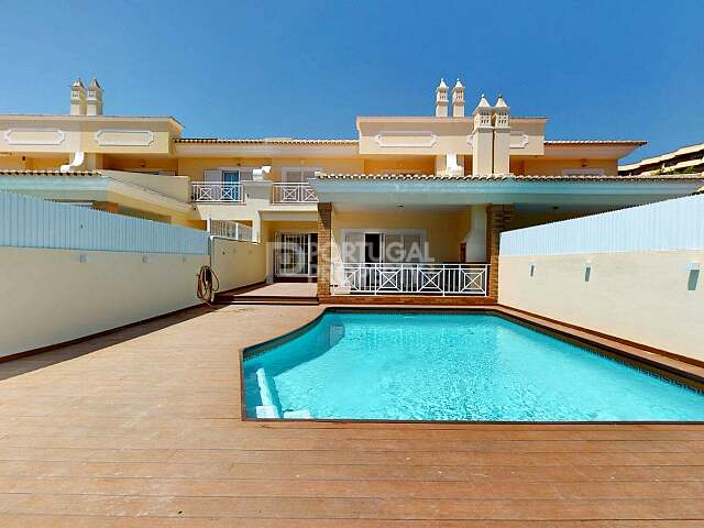 Villa ristrutturata V2 + 2 camere da letto con piscina privata e finiture di lusso a Vilamoura