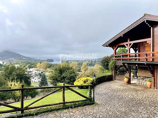 4-bedroom Chalet with Stunning River Views