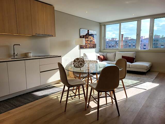 Стильная, полностью меблированная квартира с лицензией AL в отличном месте Матозиньюш Сул