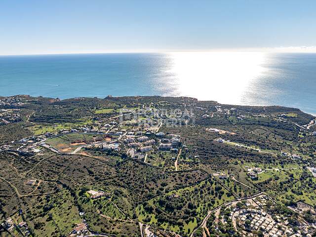 Terra de Ferragudo de Destaque com Vista para o Oceano