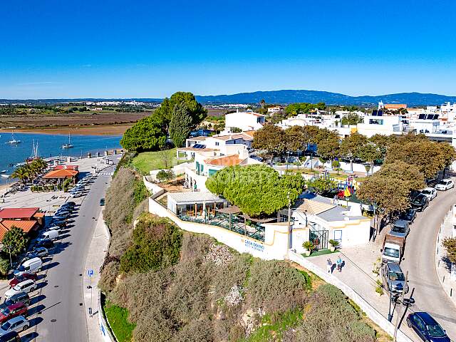 Живи и работай у воды — уникальный ресторан + дом в Алворе