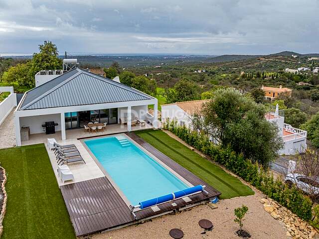 Excepcional Villa Moderna de Quatro Quartos com Vista para o Mar perto de Loulé