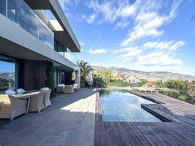Modern Luxury Villa with Pool and Panoramic Terrace in São Martinho