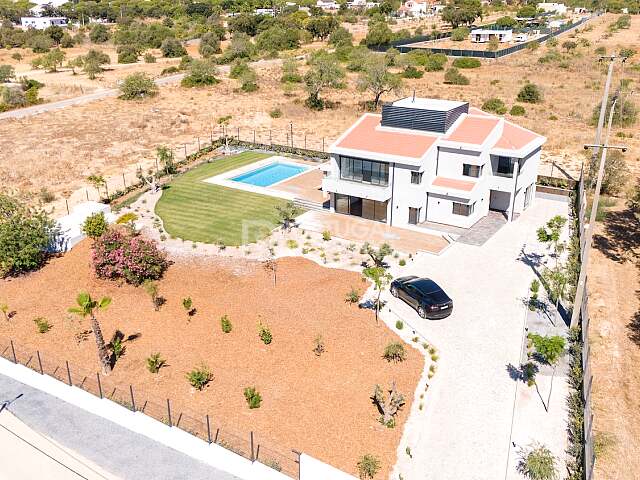 现代翻新的五居室别墅，拥有海景