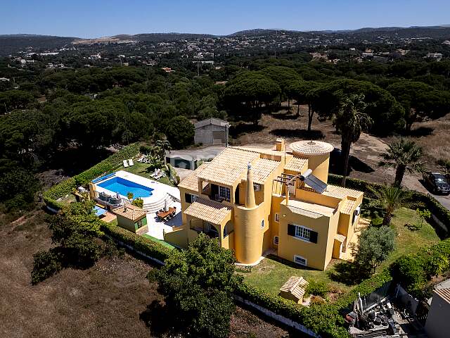Großzügige Privatvilla mit beheiztem Pool in der Nähe des Vilamoura Marina und Golfplatzes