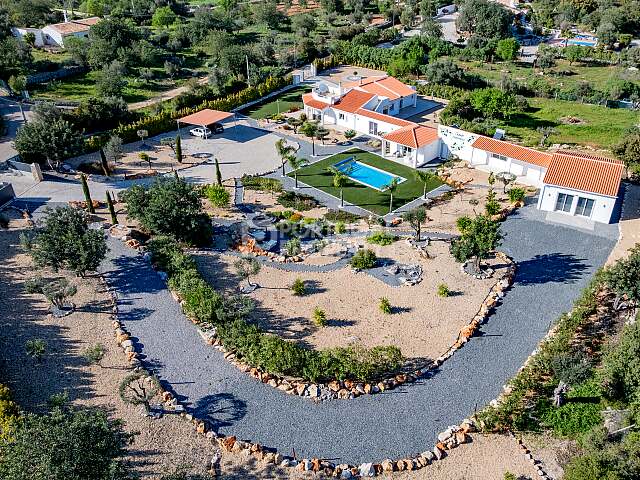 Залитая солнцем 5-комнатная сельская вилла на территории площадью 6 440 м² в Падерне, где пространство встречается с приватностью