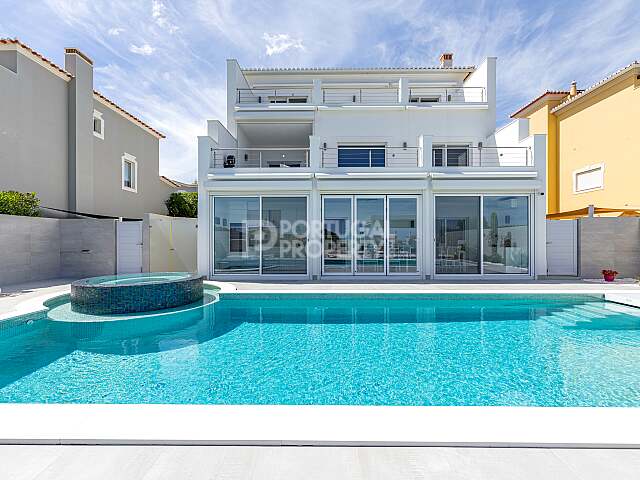 Contemporary 5-Bedroom Luxury Villa with Golf and Ocean Views in Quinta da Boavista, Lagos