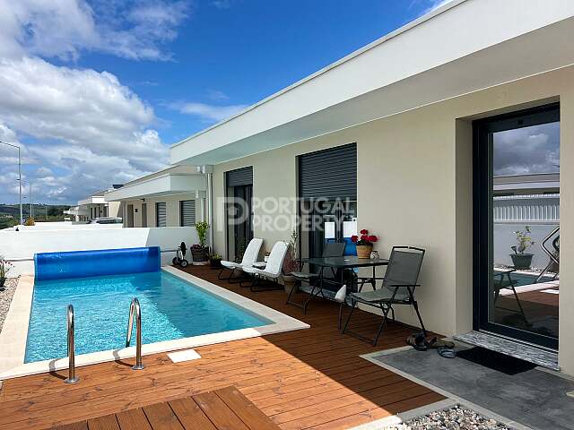 Moradia Moderna de um Só Piso com Piscina e Vistas Tranquilas Sobre a Vegetação