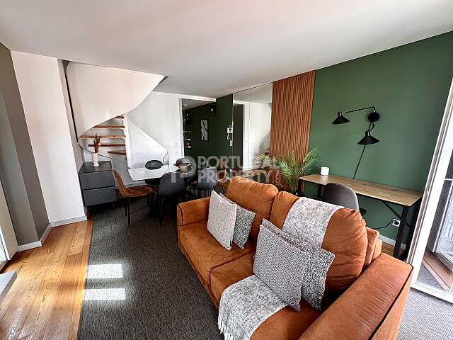 Duplex contemporaneo T2 con terrazza, garage e vista sulla Cattedrale di Porto